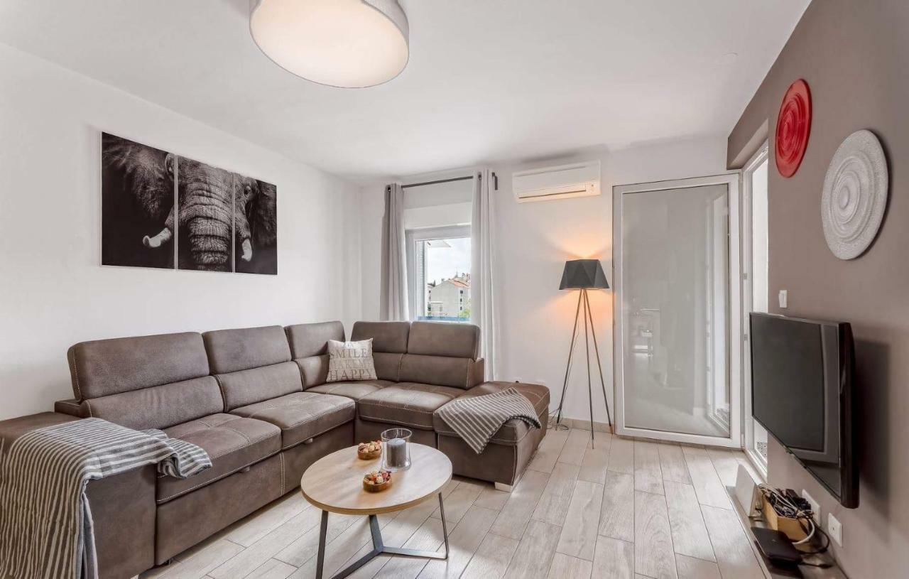 Apartment Rubix Pula Exterior photo