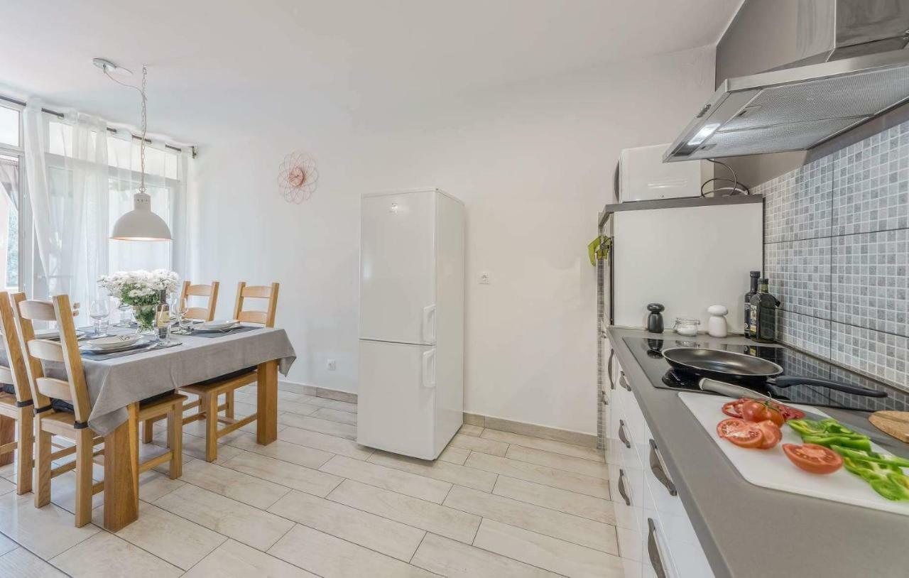Apartment Rubix Pula Exterior photo