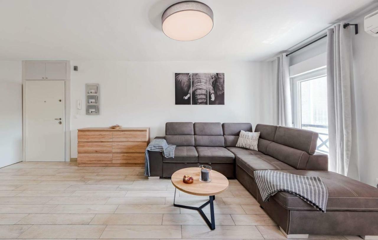 Apartment Rubix Pula Exterior photo